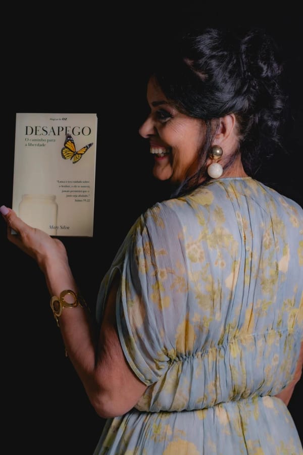 Mary Silva segurando o livro Desapego: O caminho para a Liberdade